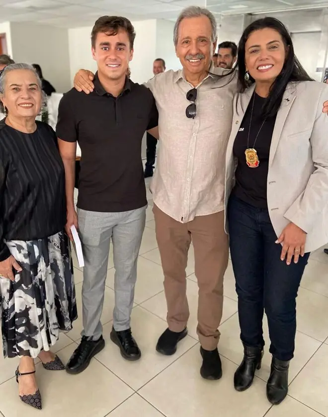 Elaine Nikolas Edson Ione