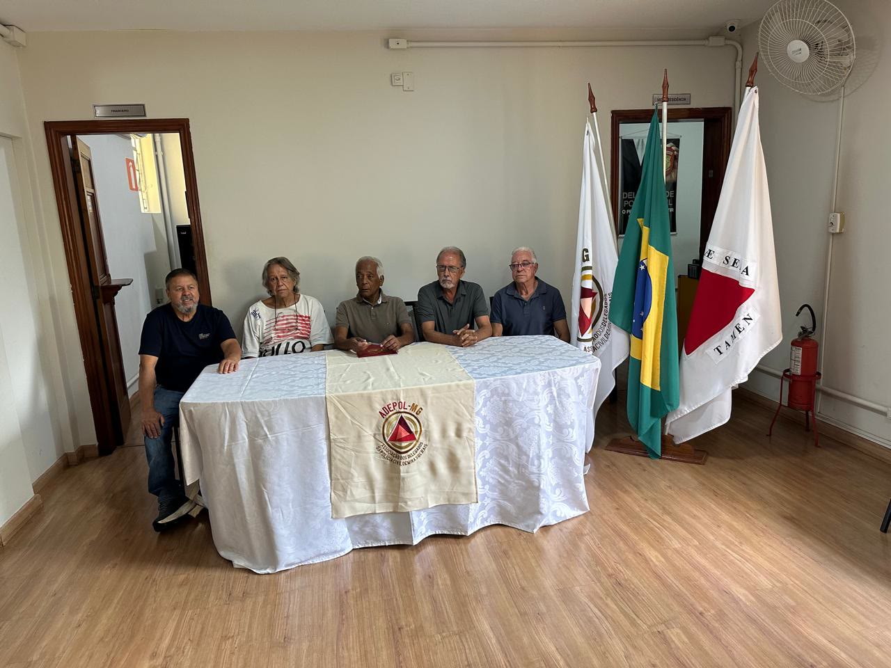 Membros da Comissão Eleitoral 2026 reunidos na sede da ADEPOL-MG